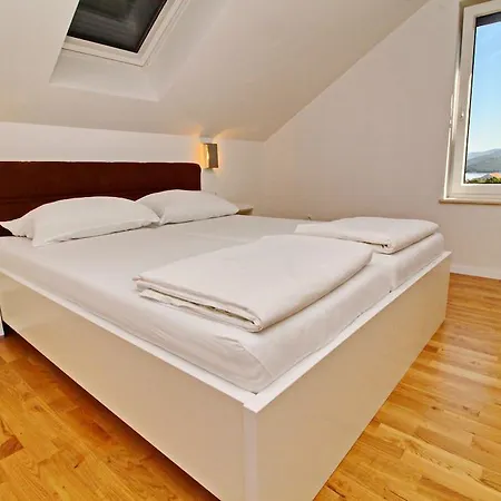 Kula Apartment *